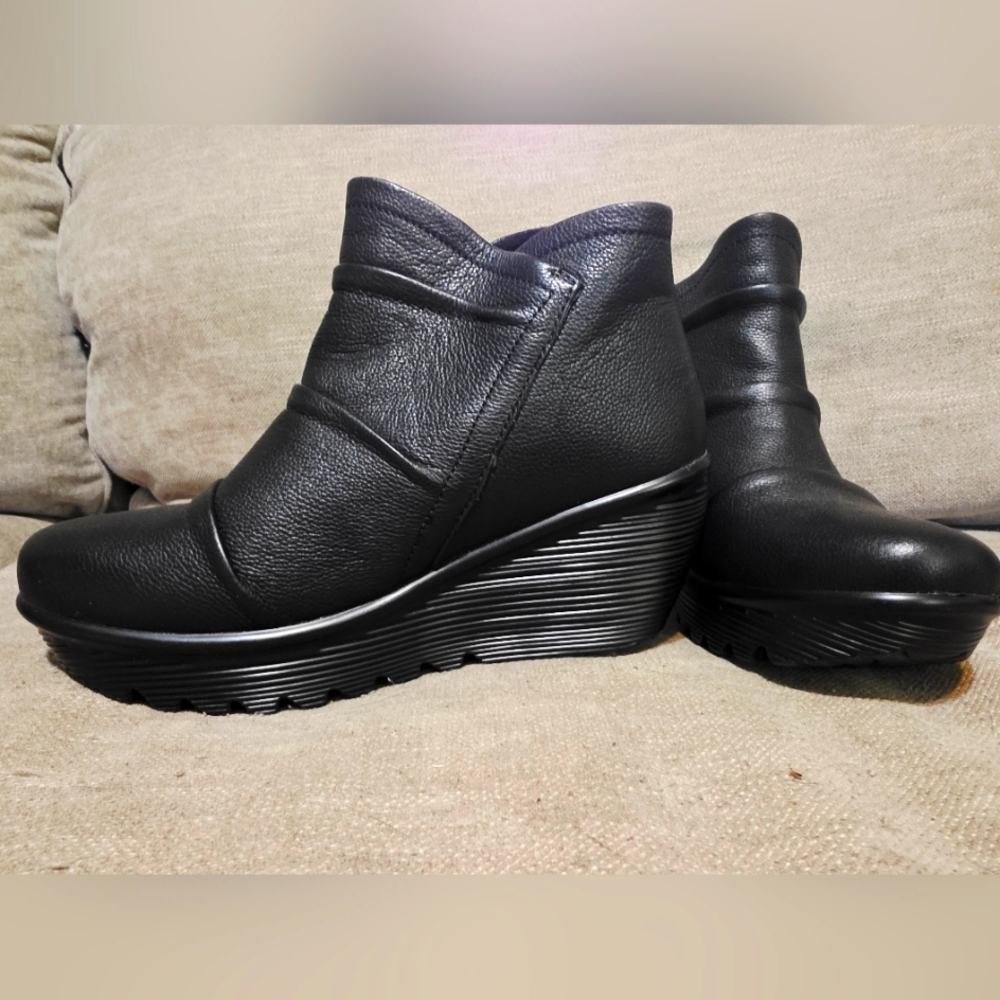 Skechers Black Wedge Ankle Boots Size 6.5 Like NEW!